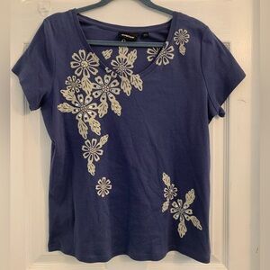Avenue Women’s Short-Sleeve Tee with Cream Floral Appliqués. Size 14/16 $10
